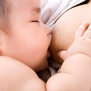 哺乳期正確含乳姿勢，有效預防乳頭破皮