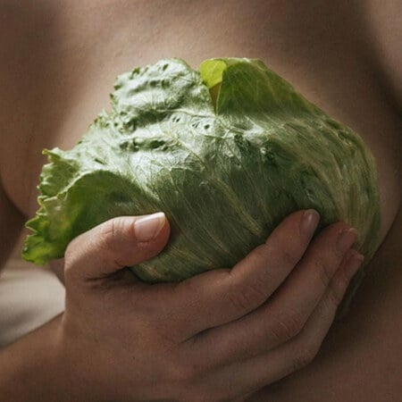 脹奶痛到想哭？3步驟，使用高麗菜冷敷 快速舒緩乳房不適