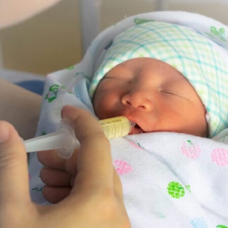 【新手媽咪必看】初乳怎麼擠？生理性脹奶多久？常見Q&A一次解答