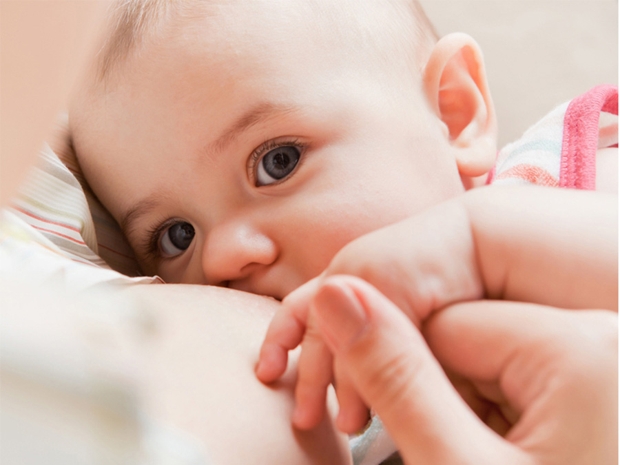 母乳可降低寶寶腸胃道、呼吸道及中耳炎的感染，對嬰兒發育相當重要