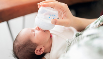如何知道寶寶喝飽?教你了解不同階段新生兒的胃容量