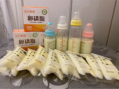 哺乳真的是一件考驗媽媽的意志力與體力的事情，還好很快認識了活力媽媽卵磷脂，每天乖乖食用…一直到現在！持續順利哺乳中～