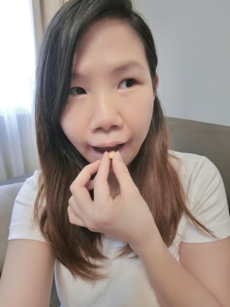 碩媽正在吃孕哺維他命膠囊