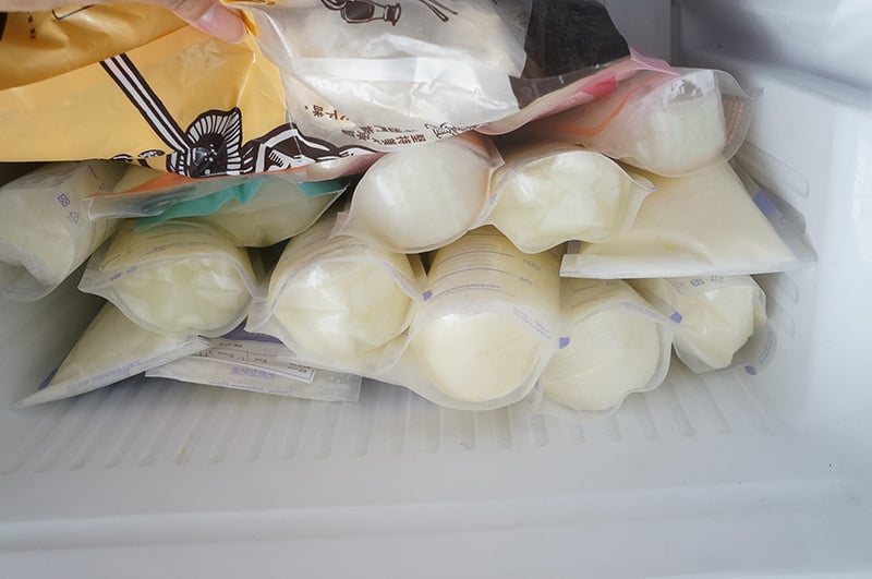  追奶除了喝葫蘆巴茶黑豆水外，  我還有多補充湯湯水水，  水份一定要喝到4000cc，  另外卵磷脂也要多補充，  再加上早上下午非常認真定時擠奶，  晚上直接親餵，奶量終於回！來！了！  庫存慢慢上來，又把冷凍庫塞的滿滿，  妹妹有營養的母奶可以喝飽飽囉！