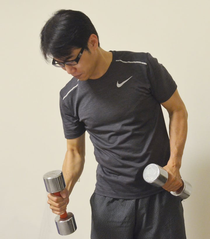 舉啞鈴，運動維持孕前男性體力